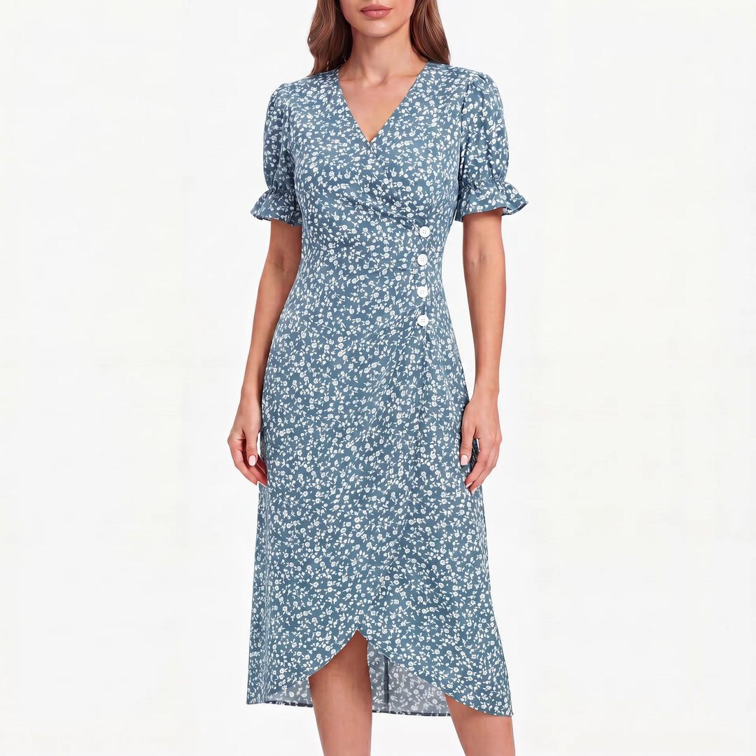 Feminin-leichtes Mara Midikleid in Blau mit weißem Blumenmuster, V-Ausschnitt, Rüschenärmeln und seitlichen Knöpfen.