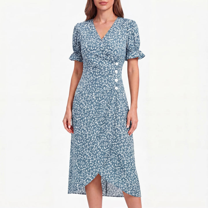 Feminin-leichtes Mara Midikleid in Blau mit weißem Blumenmuster, V-Ausschnitt, Rüschenärmeln und seitlichen Knöpfen.