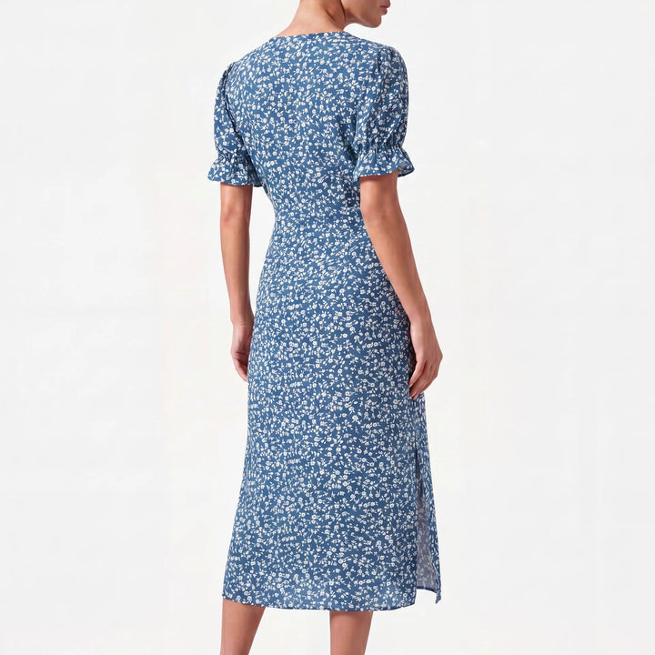 Feminin blaues florales Sommer Midikleid mit V-Ausschnitt und kurzen Rüschenärmeln.