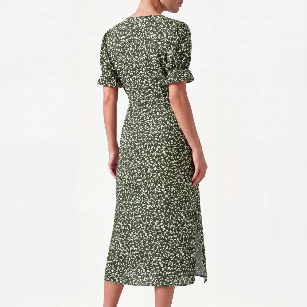 Feminin-leichtes Mara Midikleid in Dunkelgrün mit floralem Muster, V-Ausschnitt und Rüschenärmeln.