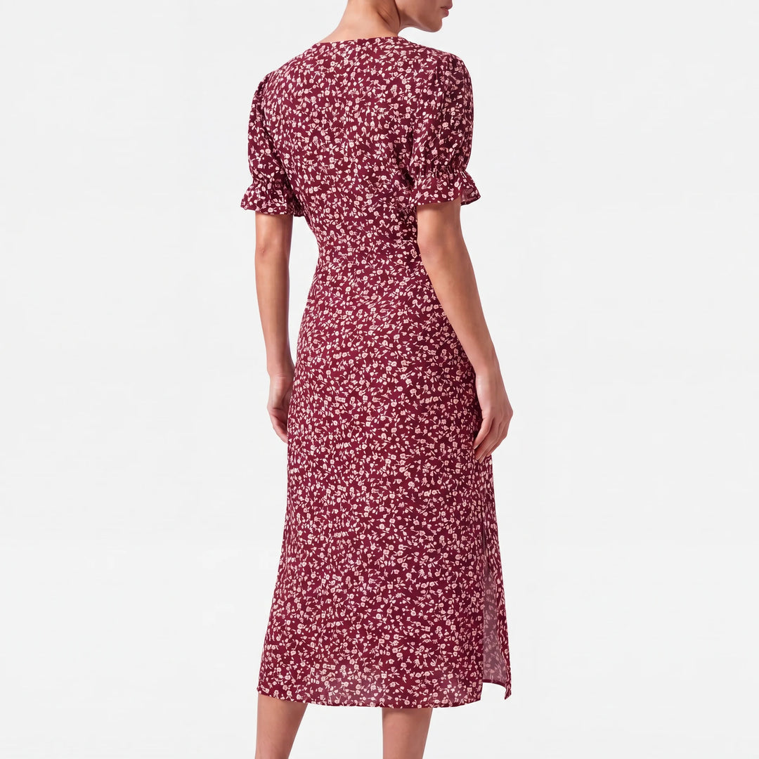 Feminin rotes Mara Midikleid mit floralem Muster, V-Ausschnitt und Rüschenärmeln, perfekt für den Sommer.