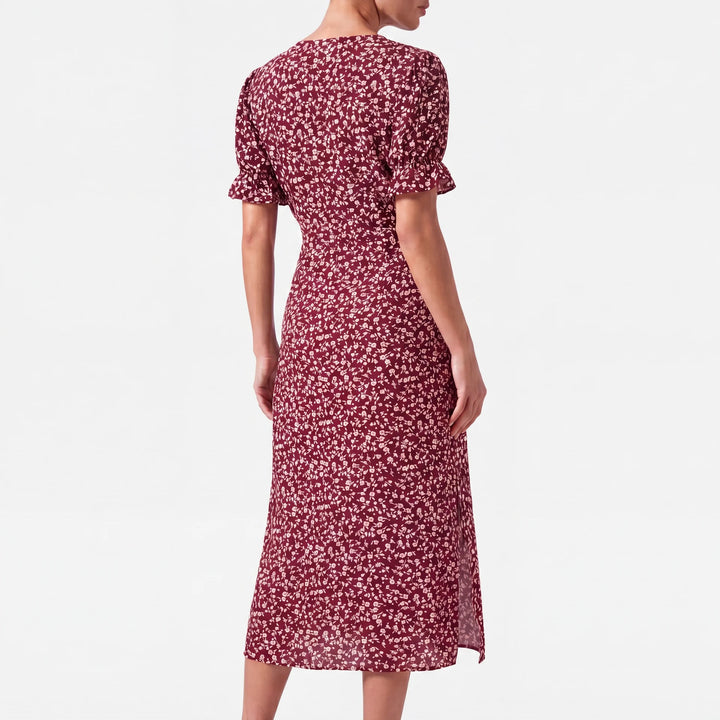Feminin rotes Mara Midikleid mit floralem Muster, V-Ausschnitt und Rüschenärmeln, perfekt für den Sommer.