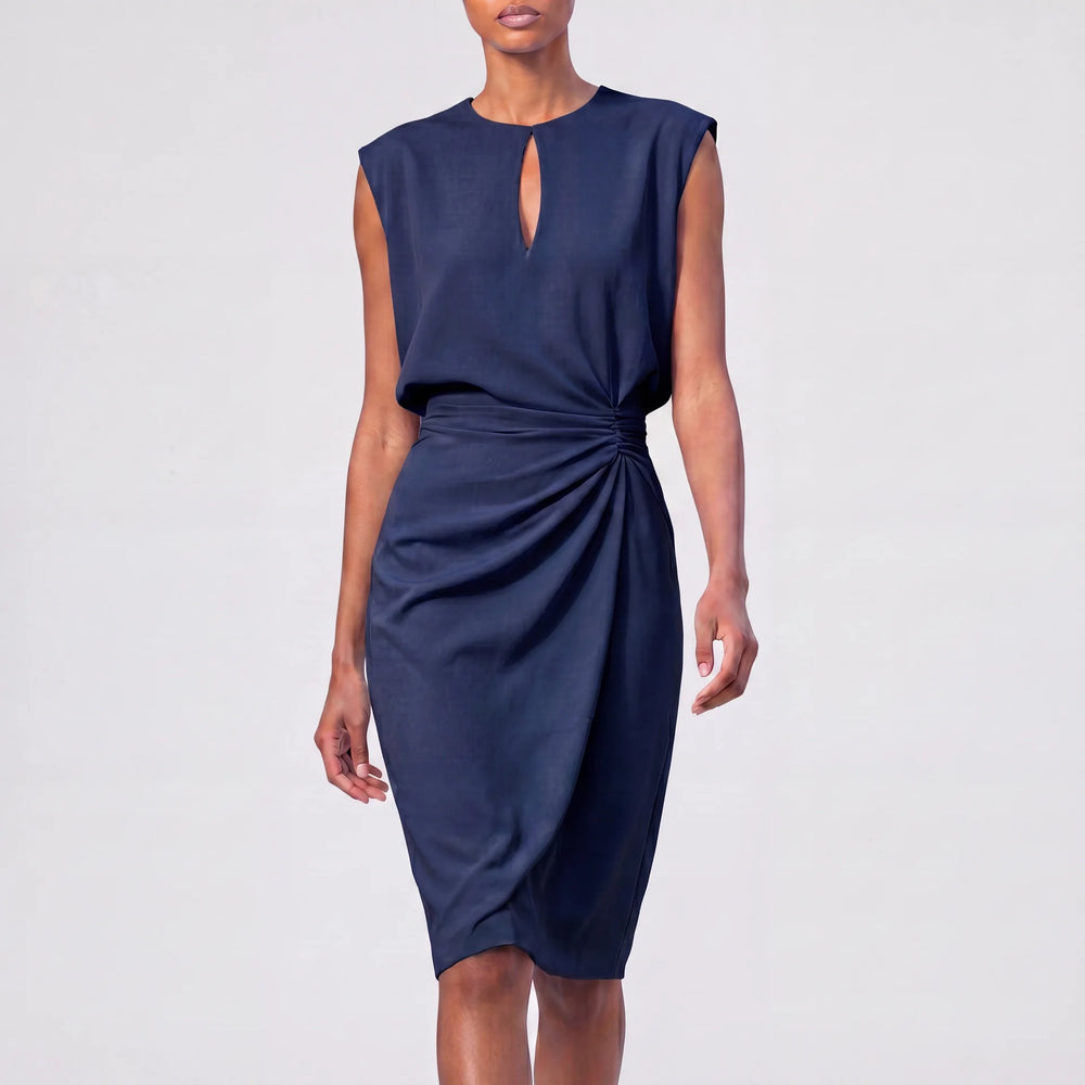 Mira ärmelloses Midikleid in Marineblau mit Tropfenausschnitt und schmeichelhafter geraffter Taille.