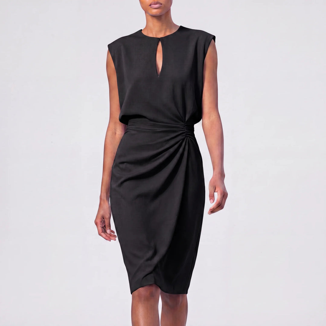 Mira ärmelloses Midikleid in Schwarz mit Tropfenausschnitt und schmeichelnder geraffter Taille.