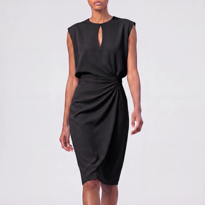 Mira ärmelloses Midikleid in Schwarz mit Tropfenausschnitt und schmeichelnder geraffter Taille.