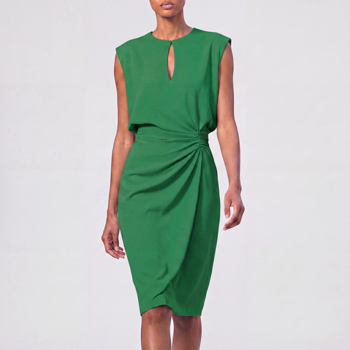 Mira ärmelloses Midikleid in Grün mit Tropfenausschnitt, geraffter Taille und drapiertem Rock.
