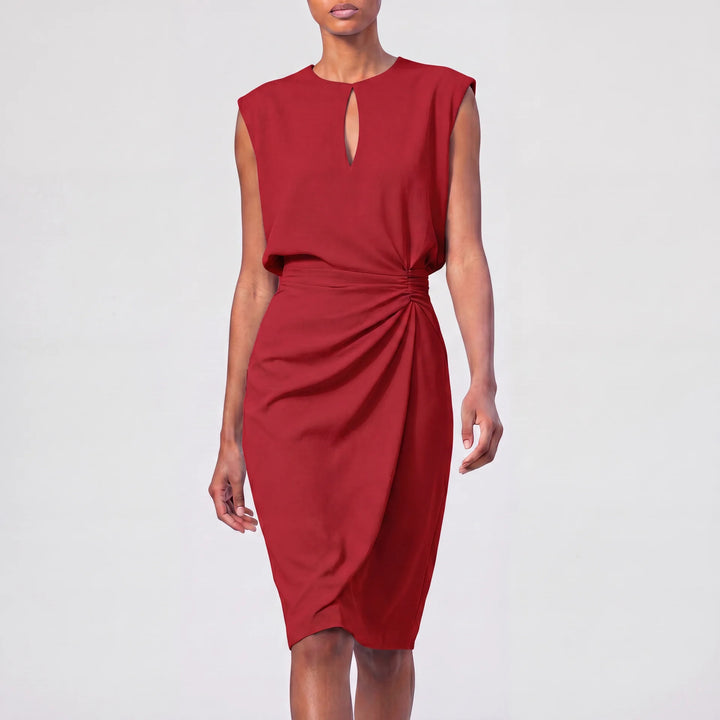 Mira ärmelloses Midikleid in Rot mit Tropfenausschnitt und schmeichelnder geraffter Taille.