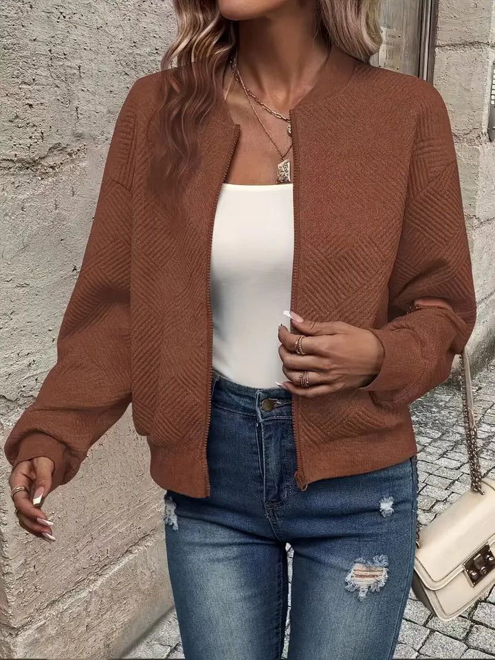 Braune Strickjacke mit Reißverschluss, strukturiertem Muster, Stehkragen und gerippten Bündchen für Damen.