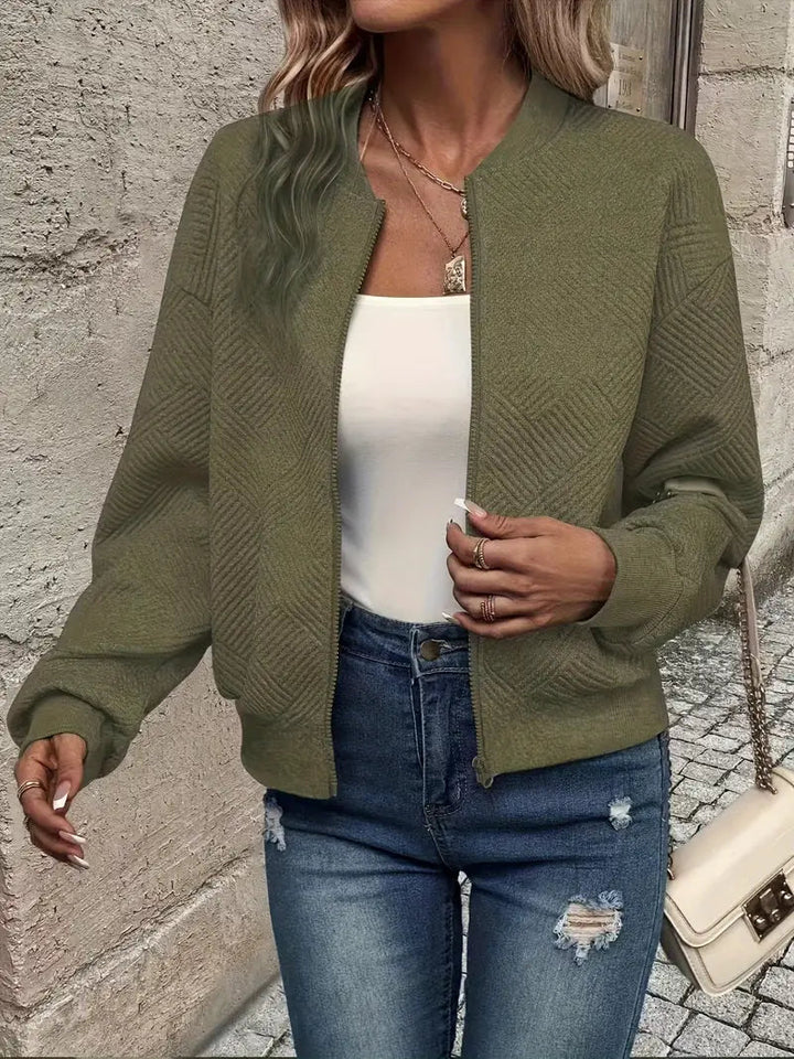 Olivgrüne Strickjacke mit Reißverschluss, strukturiertem Muster, Stehkragen und gerippten Bündchen für einen modernen Look.
