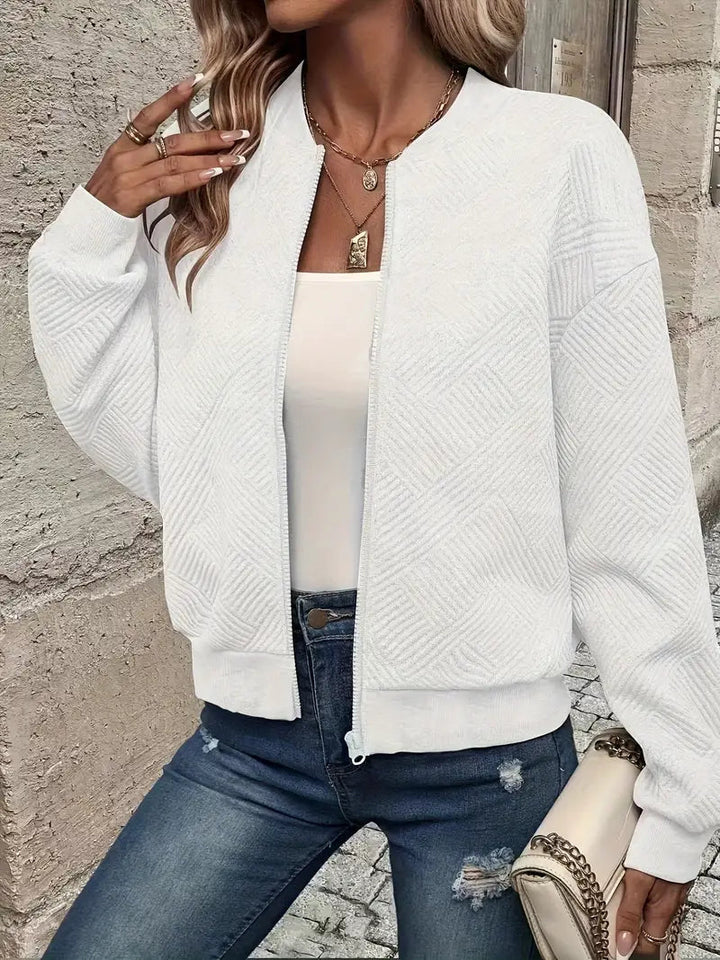 Weiße Damen-Strickjacke mit Reißverschluss, Stehkragen und strukturiertem Strickmuster für einen modernen Look.