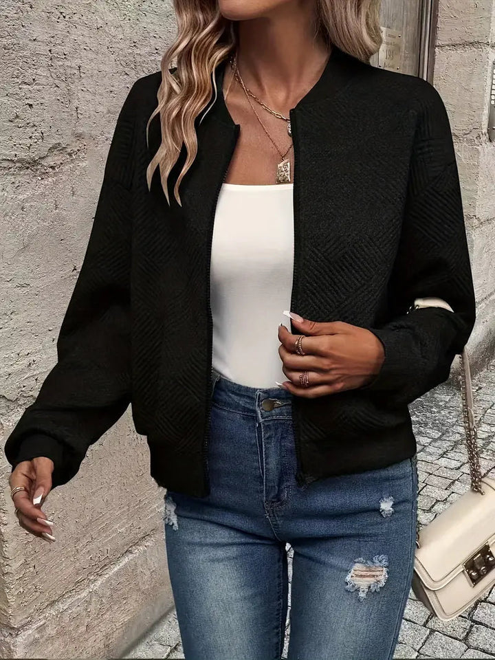 Schwarze Damen-Strickjacke mit Reißverschluss, strukturiertem Muster, Stehkragen und gerippten Bündchen.
