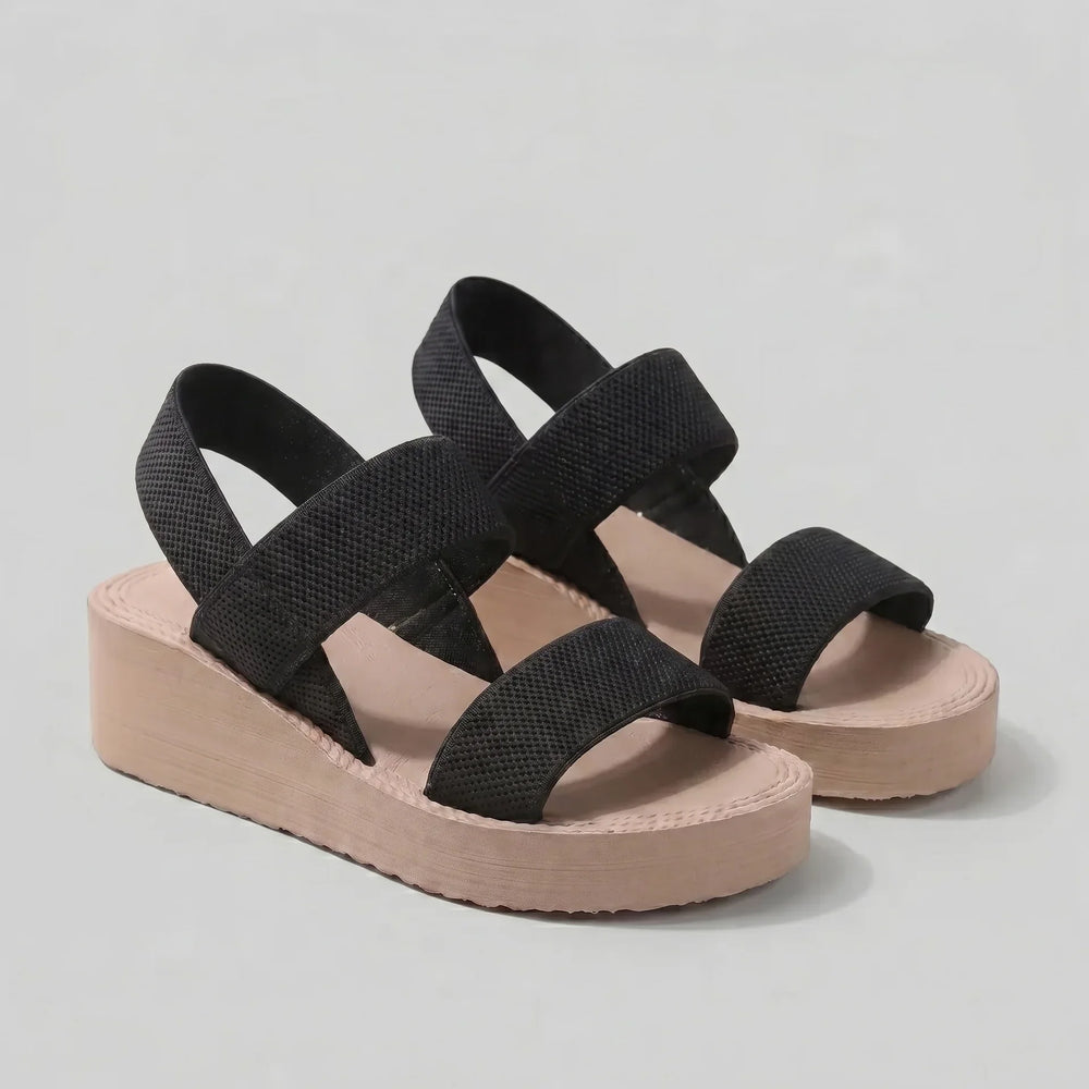 Isla Damen Plattform Sandalen mit breiten schwarzen Riemen und erhöhter rosafarbener Sohle.