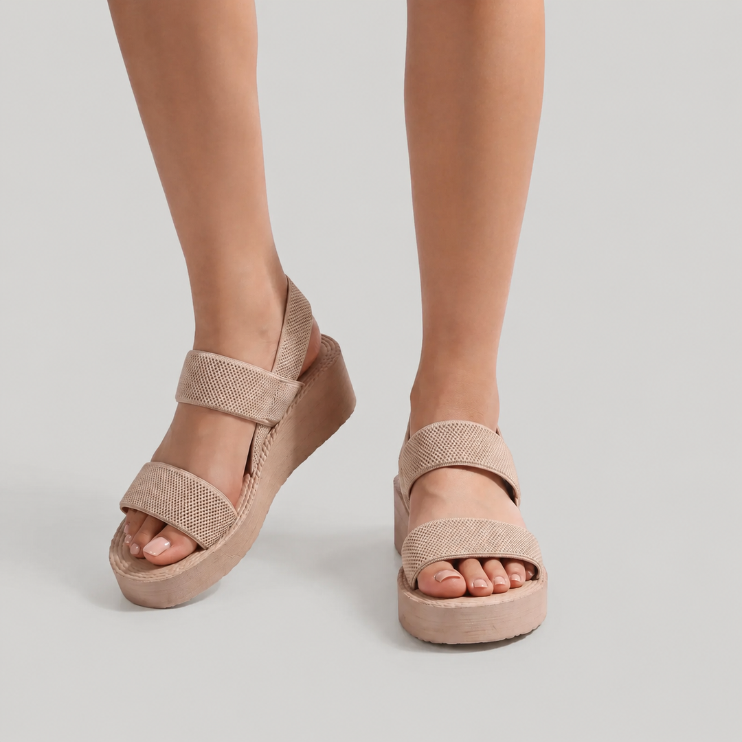 Beige Isla Damen Plattform Sandalen mit breiten, strukturierten Riemen und offener Zehenpartie für modernen Komfort.