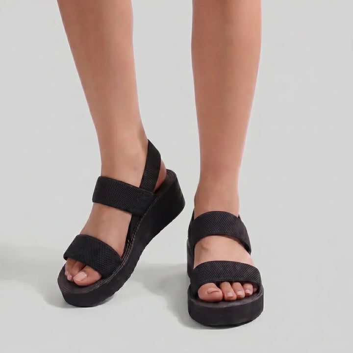 Damen Isla Plattform Sandalen in Schwarz mit breiten, strukturierten Riemen und erhöhter Sohle.