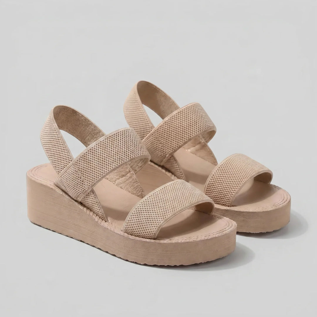 Isla Damen Plattform Sandalen in Beige mit breiten, strukturierten Riemen und offener Zehenpartie.