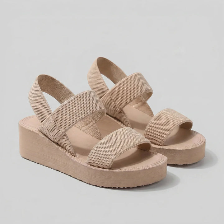 Isla Damen Plattform Sandalen in Beige mit breiten, strukturierten Riemen und offener Zehenpartie.
