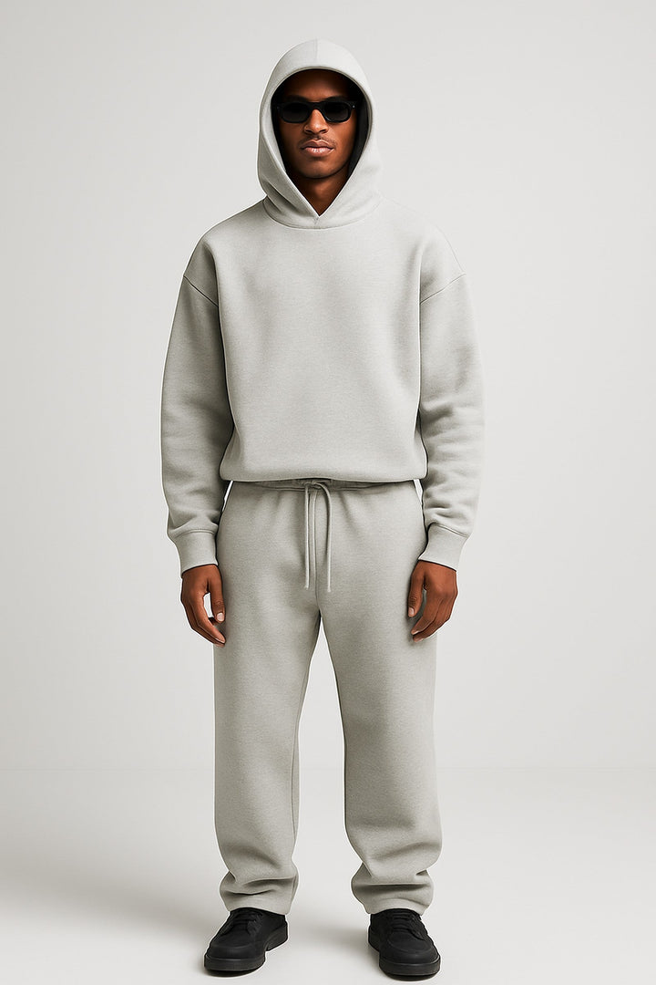 Hellgraues Herren-Jogging-Set aus weichem Baumwollstoff mit Hoodie und passender Hose mit Kordelzug.