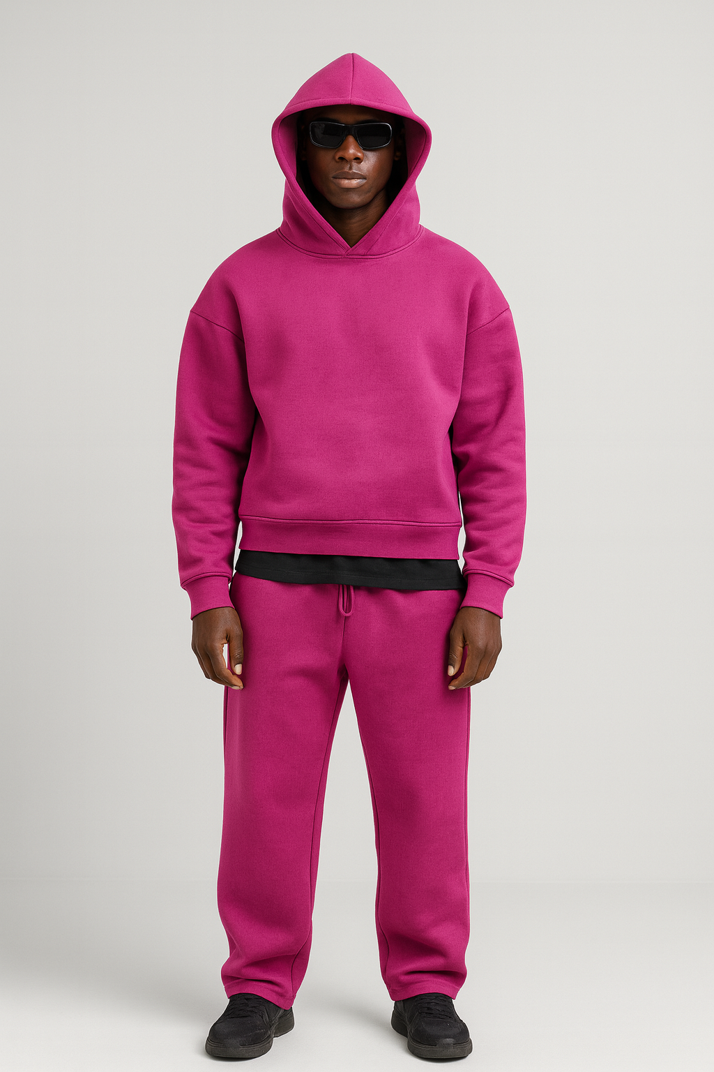 Magenta Herren Hoodie und Jogginghose Set aus weichem Baumwollstoff mit Kapuze und Kordelzug.