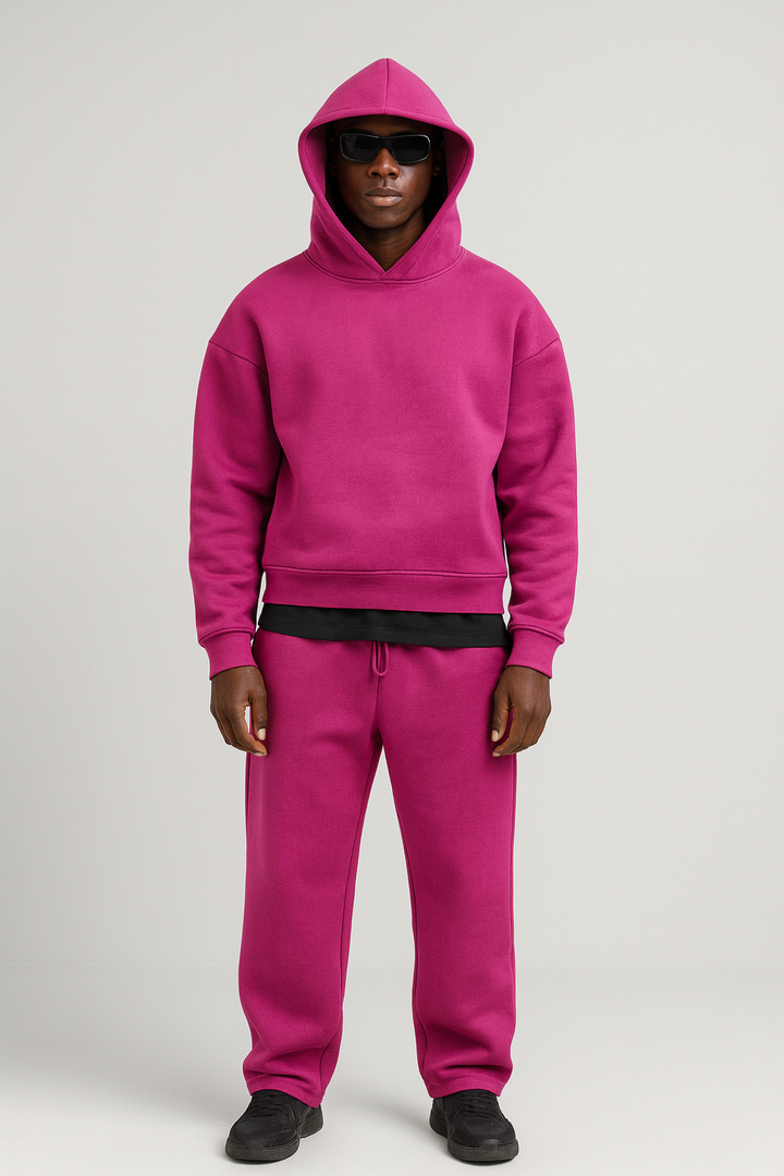 Magenta Herren Hoodie und Jogginghose Set aus weichem Baumwollstoff mit Kapuze und Kordelzug.
