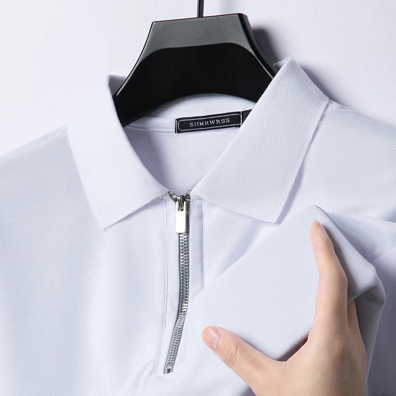 Weißes Herren-Poloshirt mit Reißverschluss, klassischem Kragen und strukturierter Baumwolloptik am Kleiderbügel.