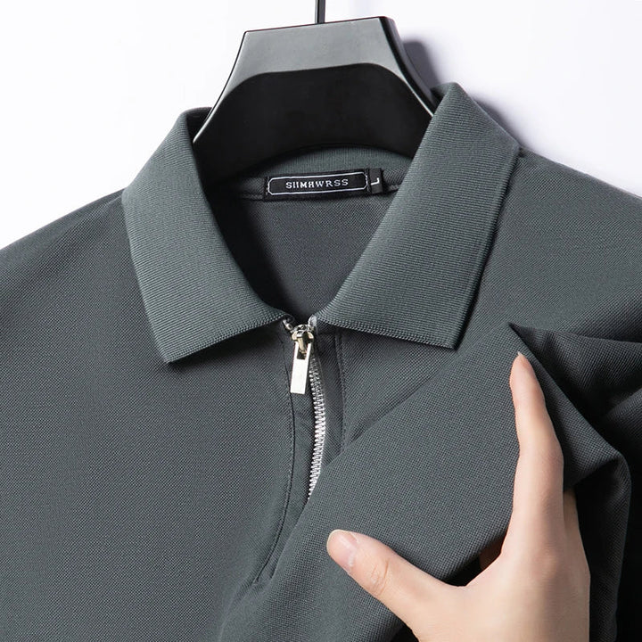 Dunkelgraues Herren-Poloshirt mit Reißverschluss, klassischem Kragen und hochwertiger, strukturierter Stoffqualität.