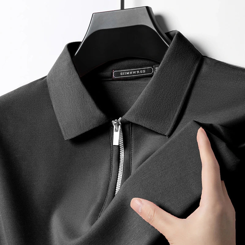 Schwarzes Herren-Poloshirt mit Reißverschluss, klassischem Kragen und fein strukturierter Stoffoberfläche.