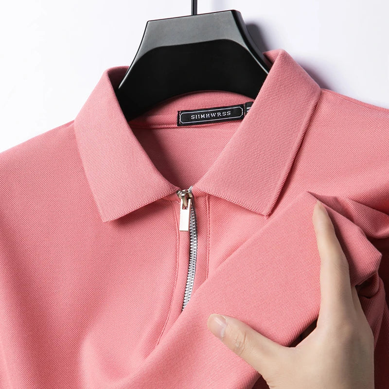 Altrosa Herren-Poloshirt mit klassischem Kragen, silbernem Reißverschluss und feiner Piqué-Struktur.