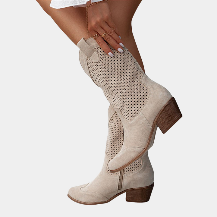 Beigefarbene Jana Cowboystiefel aus Wildleder mit perforiertem Schaft, spitzer Zehenform und stabilem Blockabsatz.