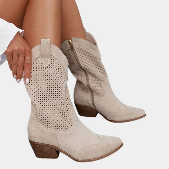 Beigefarbene Jana Cowboystiefel aus Wildleder mit perforiertem Schaft, spitzer Zehenform und stabilem Blockabsatz.