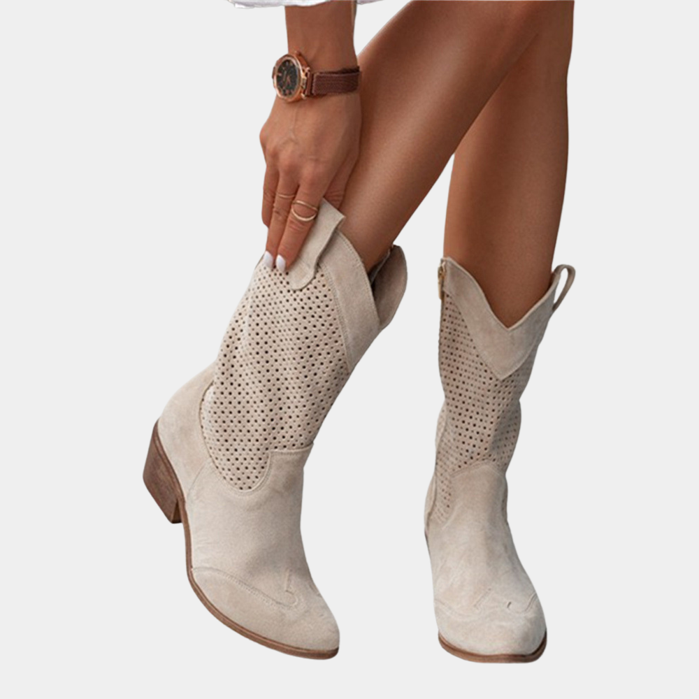 Beigefarbene Jana Cowboystiefel aus Wildleder mit perforiertem Schaft, spitzer Zehenform und stabilem Blockabsatz.
