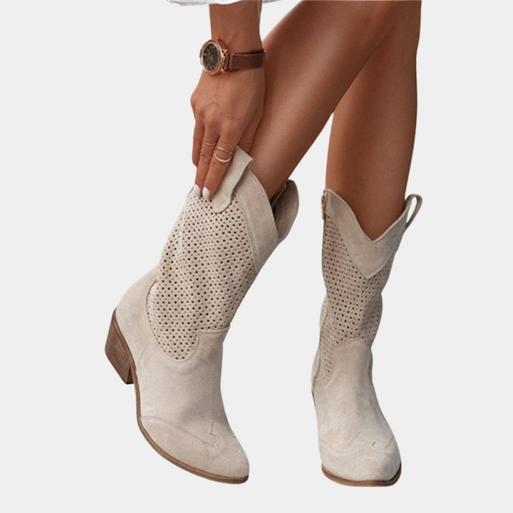 Beigefarbene Jana Cowboystiefel aus Wildleder mit perforiertem Schaft, spitzer Zehenform und stabilem Blockabsatz.