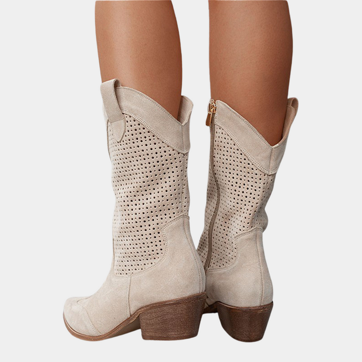 Beigefarbene Jana Cowboystiefel aus Wildleder mit perforiertem Schaft, spitzer Zehenform und stabilem Blockabsatz.