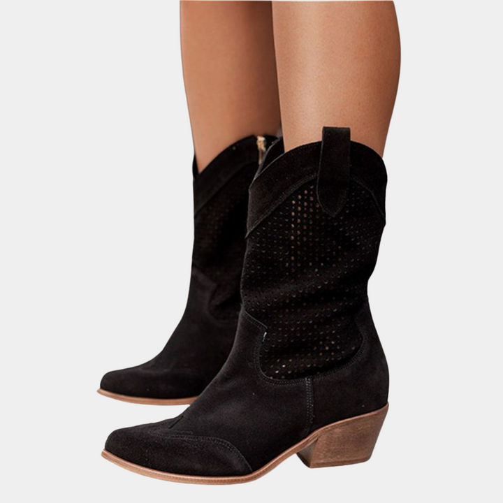 Schwarze Damen-Cowboystiefel aus Wildleder mit perforiertem Schaft, spitzer Zehenform und stabilem Blockabsatz.