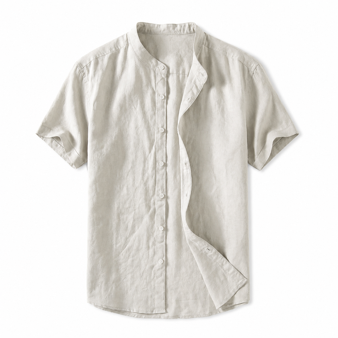 Beiges Herren-Leinenhemd mit Stehkragen, kurzen Ärmeln und durchgehender Knopfleiste im entspannten Sommer-Design.