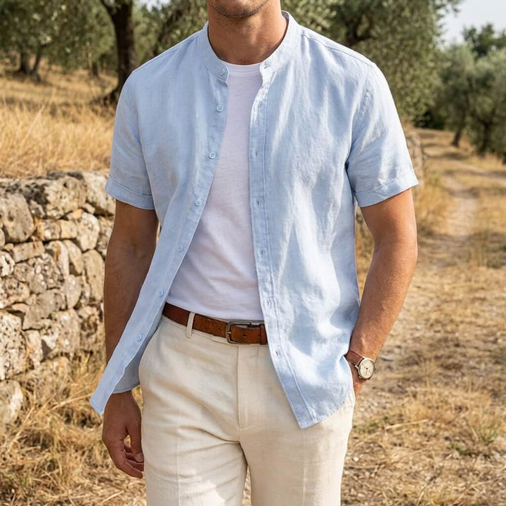 Hellblaues Herren-Leinenhemd mit Stehkragen, kurzen Ärmeln und durchgehender Knopfleiste im sommerlichen Look.