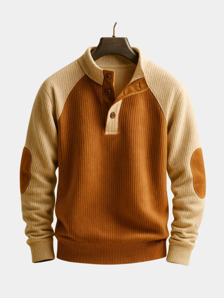 Brauner, gerippter Herren-Strickpullover mit Knopfleiste, beigen Raglanärmeln und Ellbogenpatches.