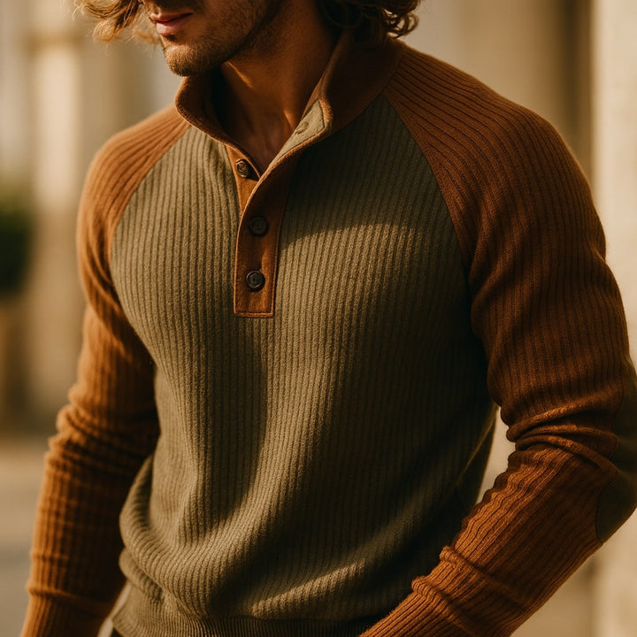 Gerippter Herren-Strickpullover in Olivgrün und Braun mit Stehkragen, Knopfleiste und Raglanärmeln.