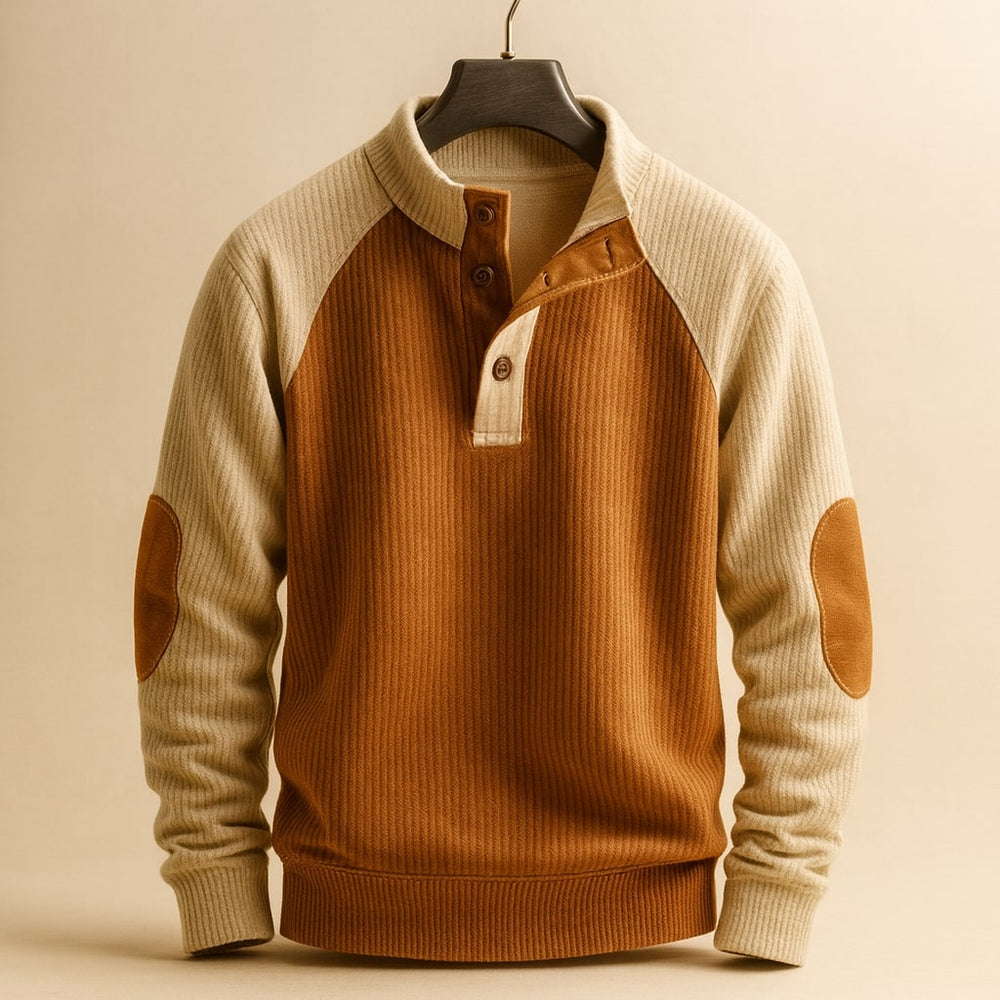 Brauner Herren-Strickpullover mit Knopfleiste, gerippter Struktur, beigen Raglanärmeln und Ellbogenpatches.