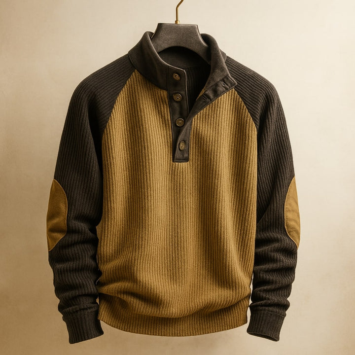Brauner Herren-Strickpullover mit Knopfleiste, gerippter Struktur, Raglanärmeln und kontrastierenden Ellbogenpatches.