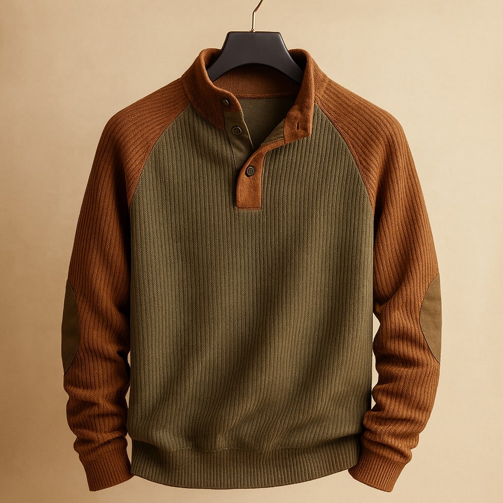 Gerippter Herren-Strickpullover in Olivgrün und Braun mit Stehkragen, Knopfleiste und Ellbogenpatches.