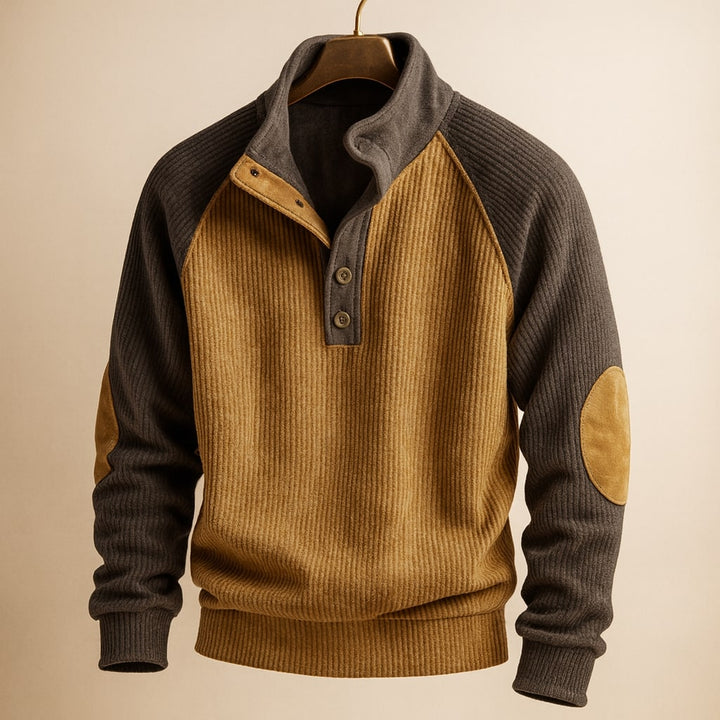 Gerippter Herren-Strickpullover in Braun und Beige mit Stehkragen, Knopfleiste, Raglanärmeln und Ellbogenpatches.