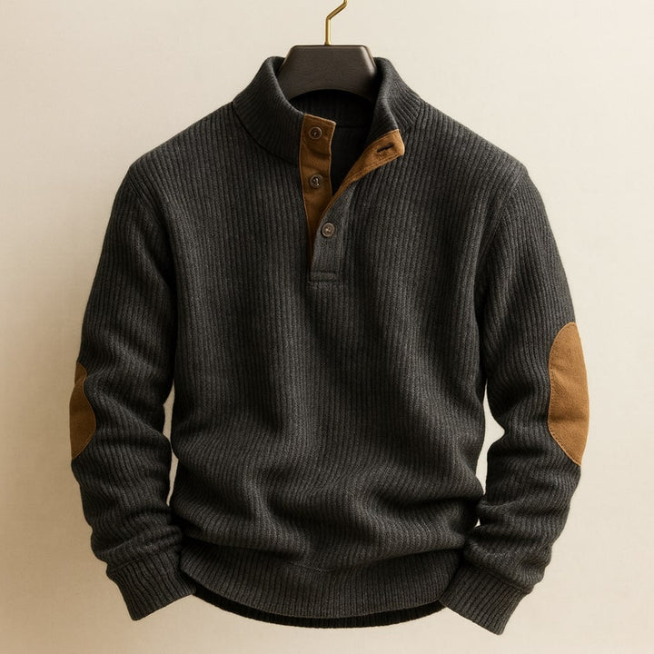 Dunkelgrauer, gerippter Herren-Strickpullover mit Knopfleiste am Stehkragen und braunen Ellbogen-Patches.