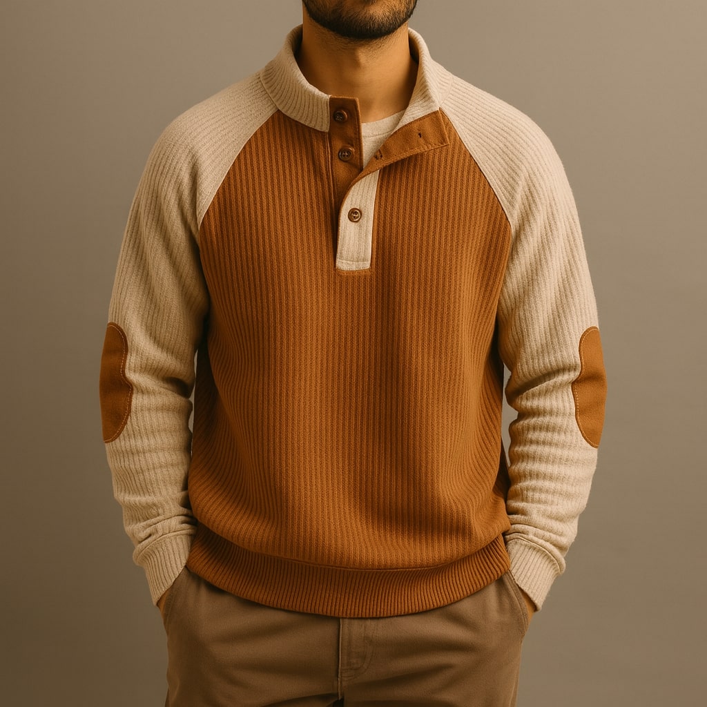Gerippter Herren-Strickpullover in Braun und Beige mit Knopfleiste, Stehkragen und kontrastierenden Ellbogenpatches.