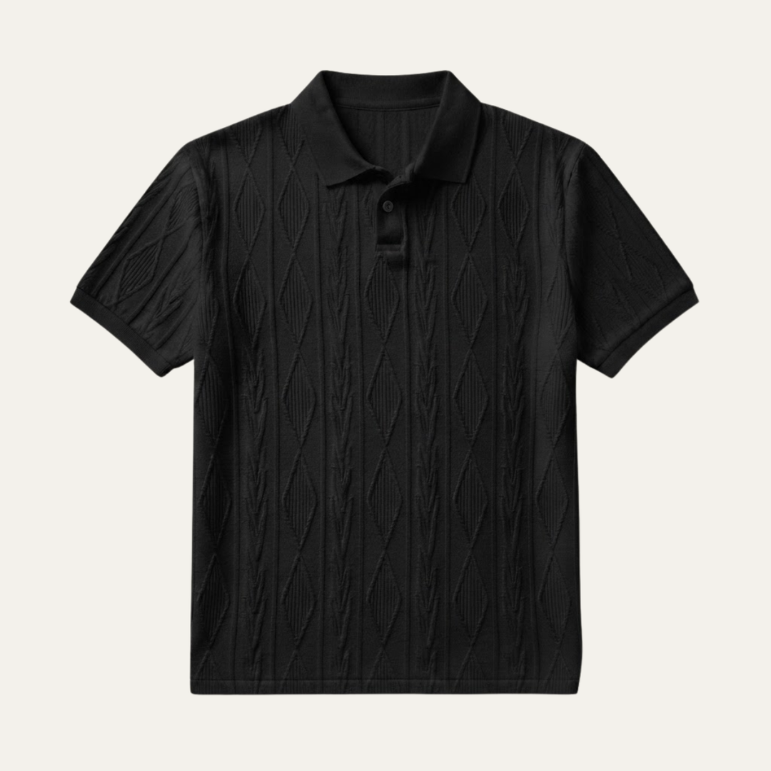 Schwarzes Herren-Strickpoloshirt mit kurzem Arm, Polokragen und plastischem Rautenmuster aus feinem Strickgewebe.