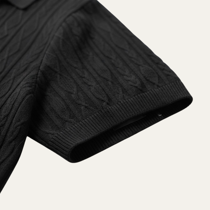 Schwarzes Herren-Strick-Poloshirt mit feinem Rautenmuster, kurzem Ärmel und geripptem Bündchen.