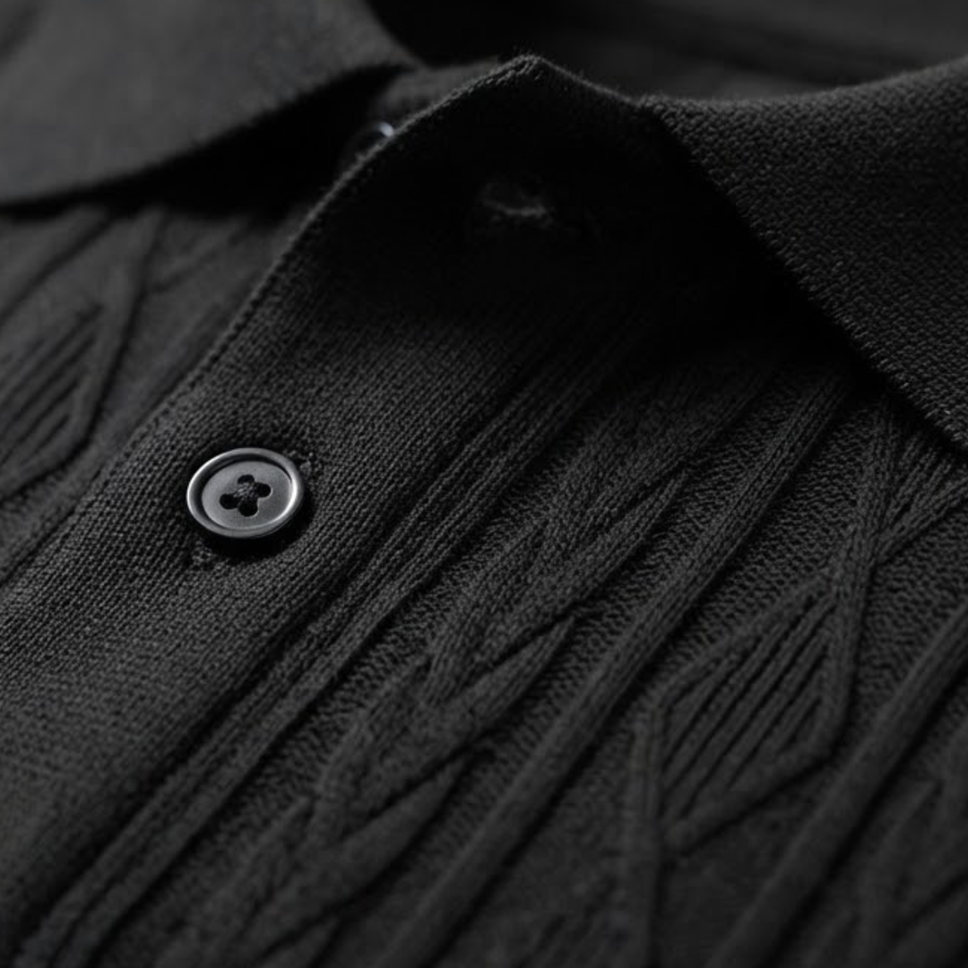 Schwarzes Herren-Strick-Poloshirt mit feinem Rautenmuster, Polokragen und dezenter Knopfleiste.