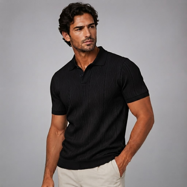 Schwarzes Herren-Strick-Poloshirt mit Rautenmuster, Polokragen und kurzer Knopfleiste kombiniert mit beiger Hose.