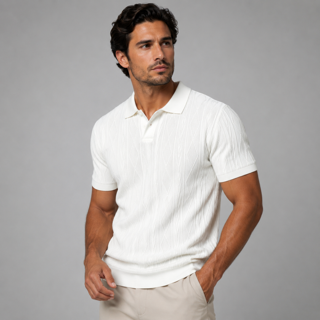 Weißes Herren-Strickpoloshirt mit Rautenmuster, Polokragen und kurzer Knopfleiste für einen eleganten Look.