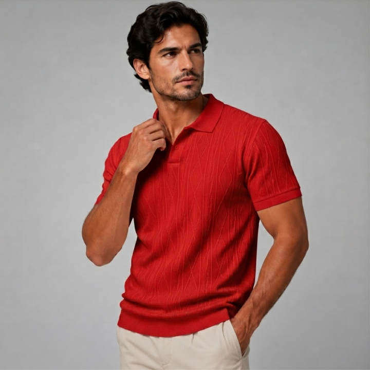 Rotes Herren-Strickpoloshirt mit plastischem Rautenmuster, Polokragen und kurzen Ärmeln vor grauem Hintergrund.