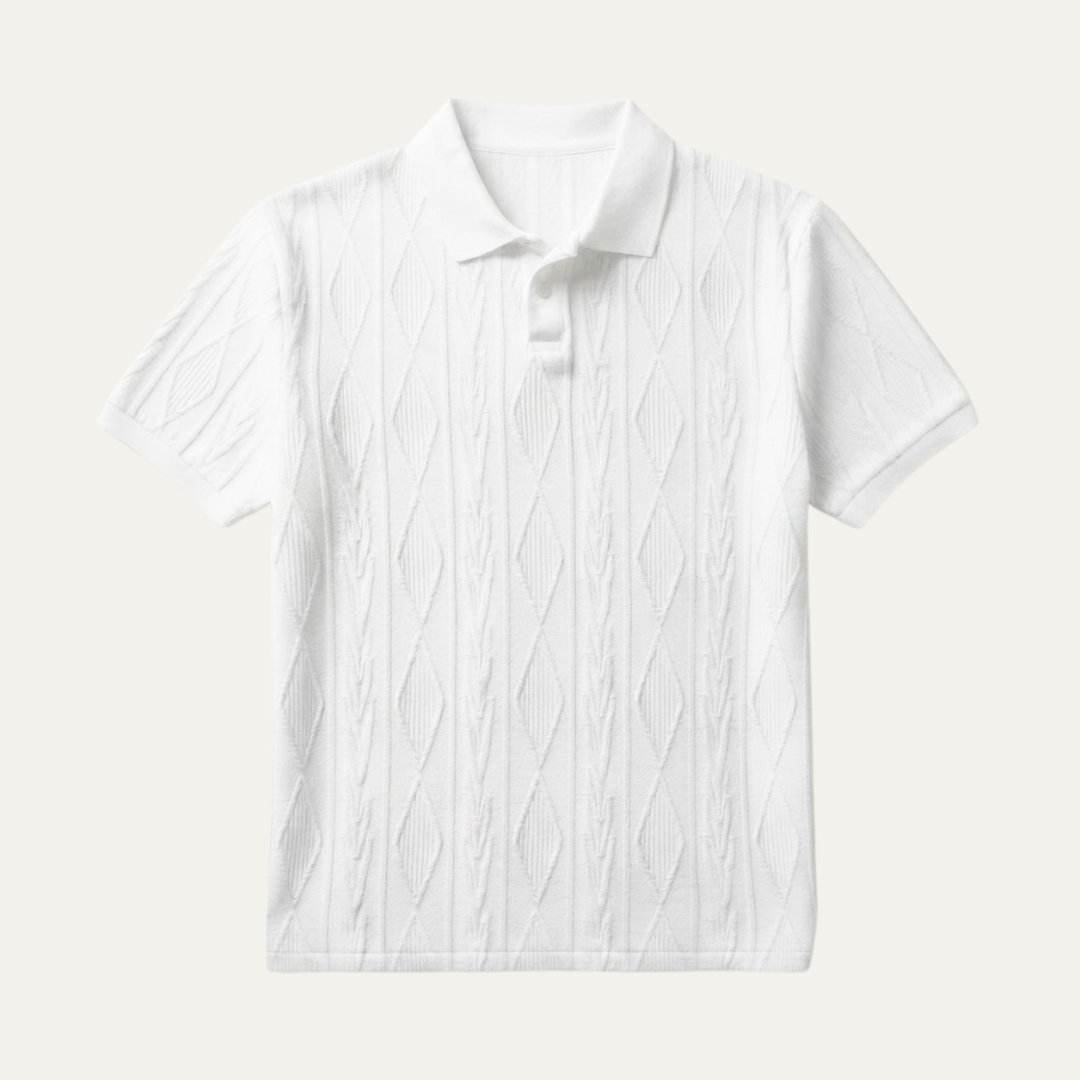 Weißes Herren-Strick-Poloshirt mit kurzem Arm, Polokragen und markantem, plastischem Rautenmuster.
